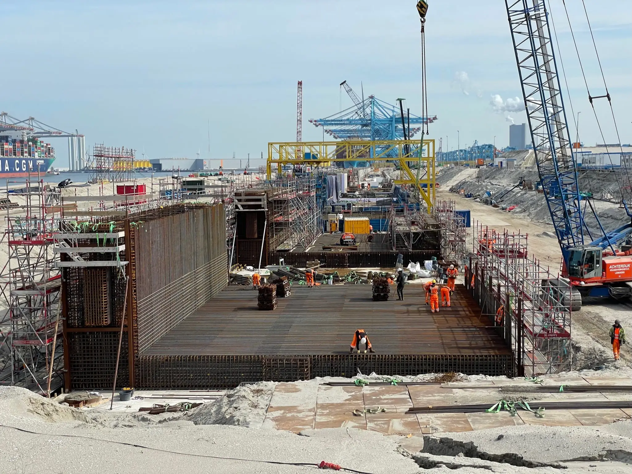 Levering van wapeningsstaal op de bouwplaats