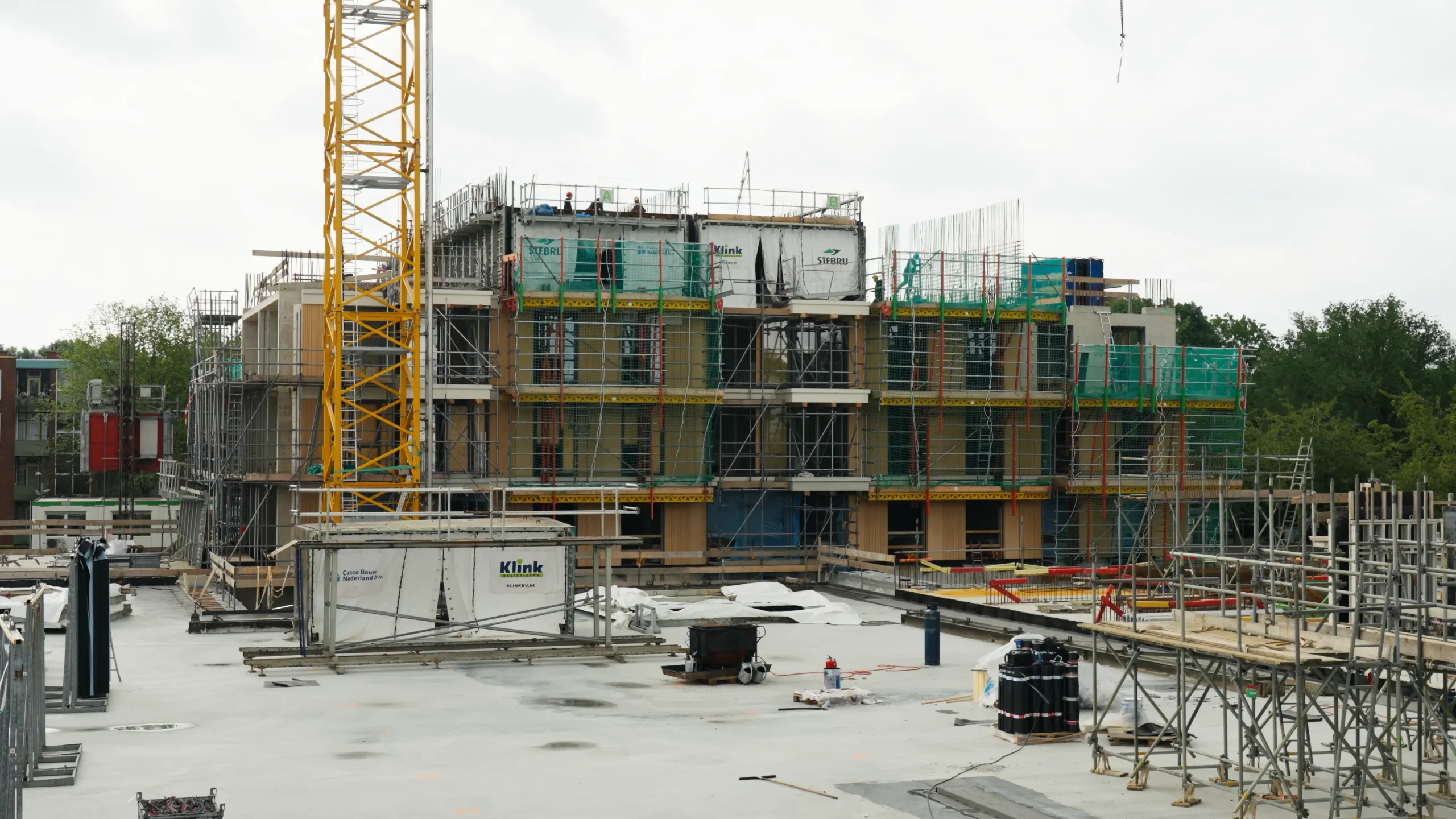 Vakkundig vlechtwerk en montage op de bouwplaats