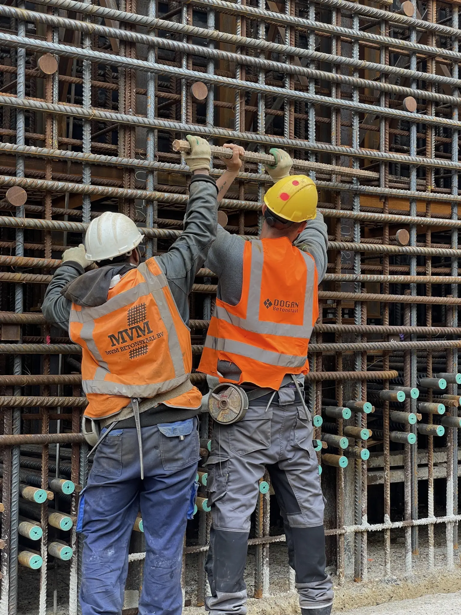 Dogan Betonstaal medewerkers op de bouwplaats