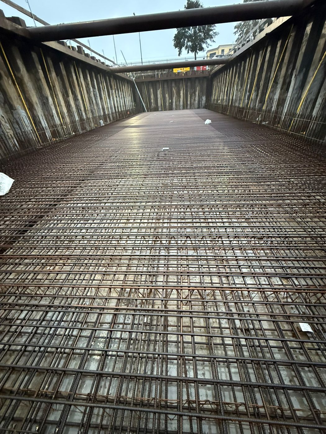 Gewapend vloerveld van de kelder, met de stempelbalk boven de kuip