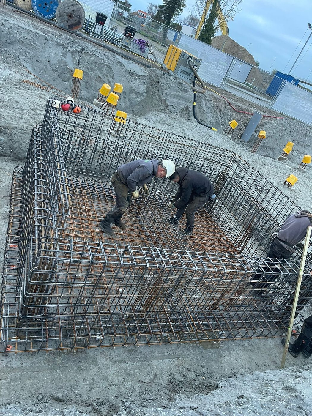 Vlechters werken aan de wapening van een poer