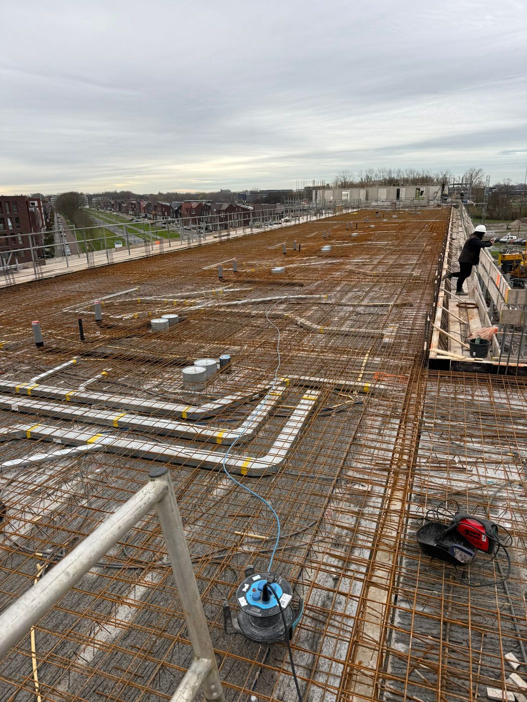 Vloerwapening met het ingepaste leidingwerk van de installateur