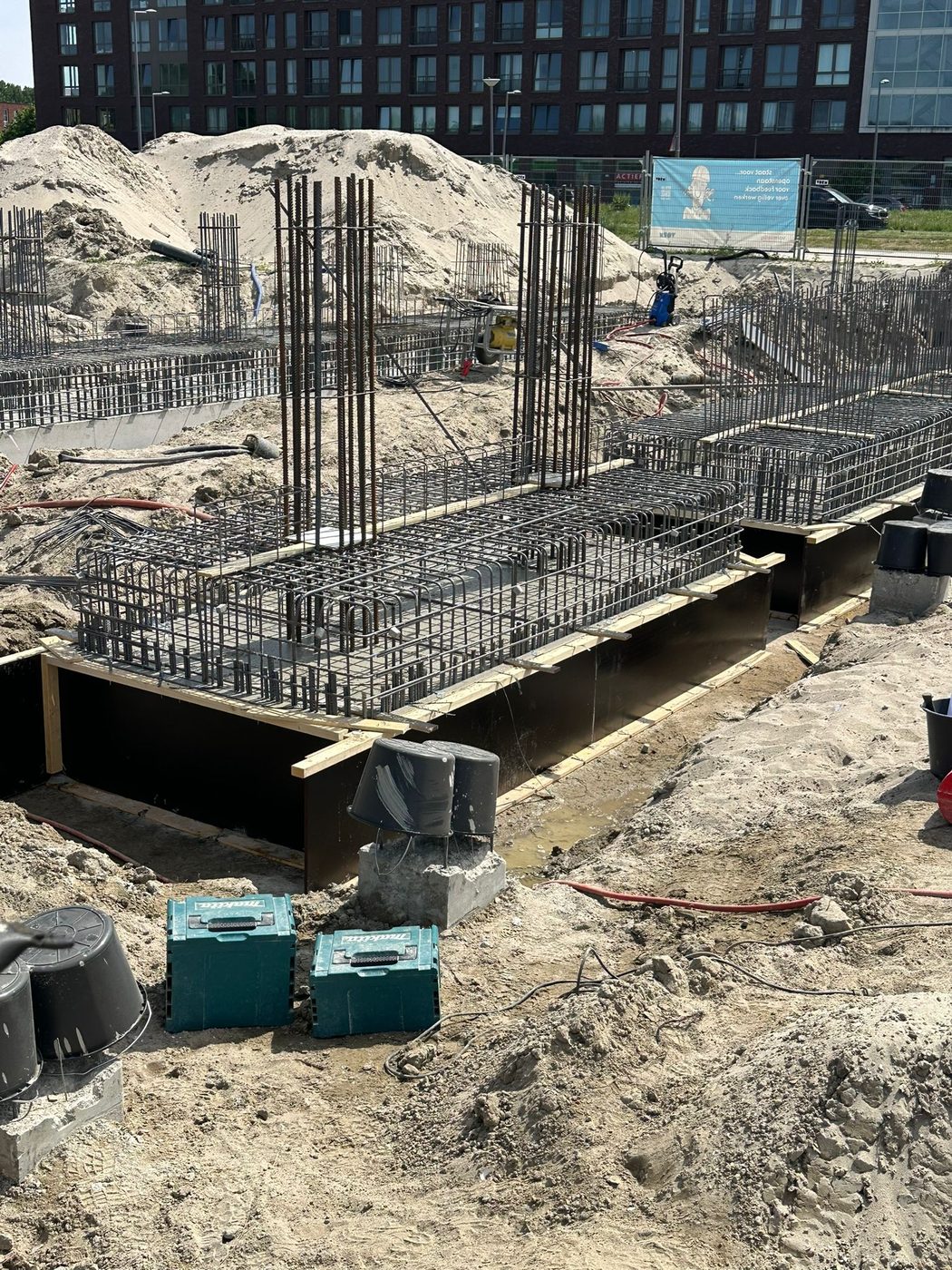 Kolomwapening met stekken op de poer, met de bestaande bebouwing van Park 16Hoven erachter