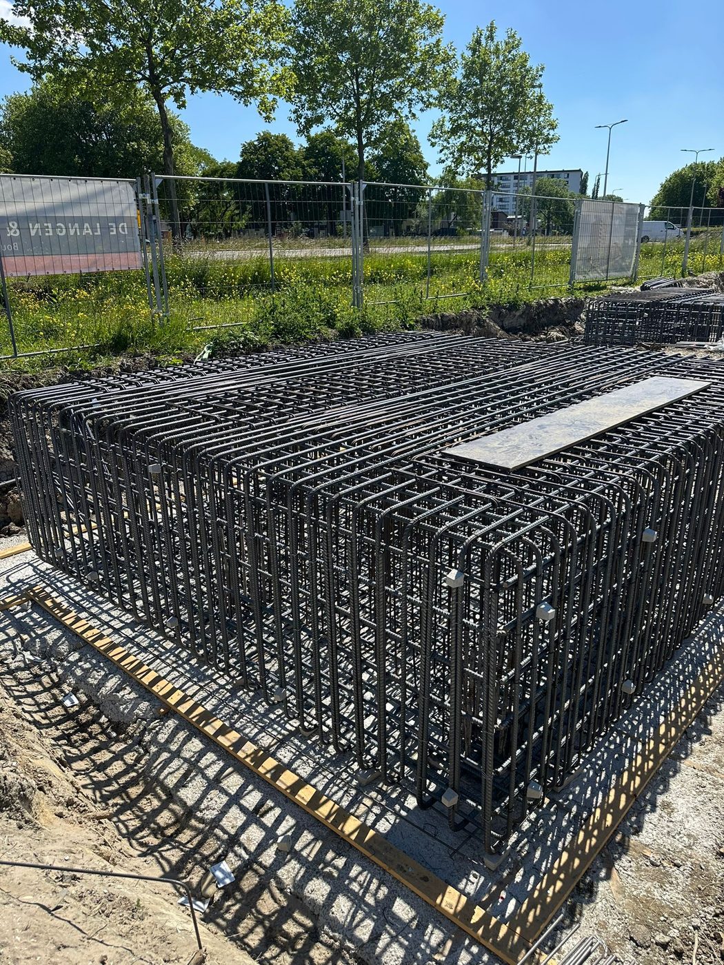 Wapeningskorf voor een poer op de werkvloer, aan de rand van de bouwplaats