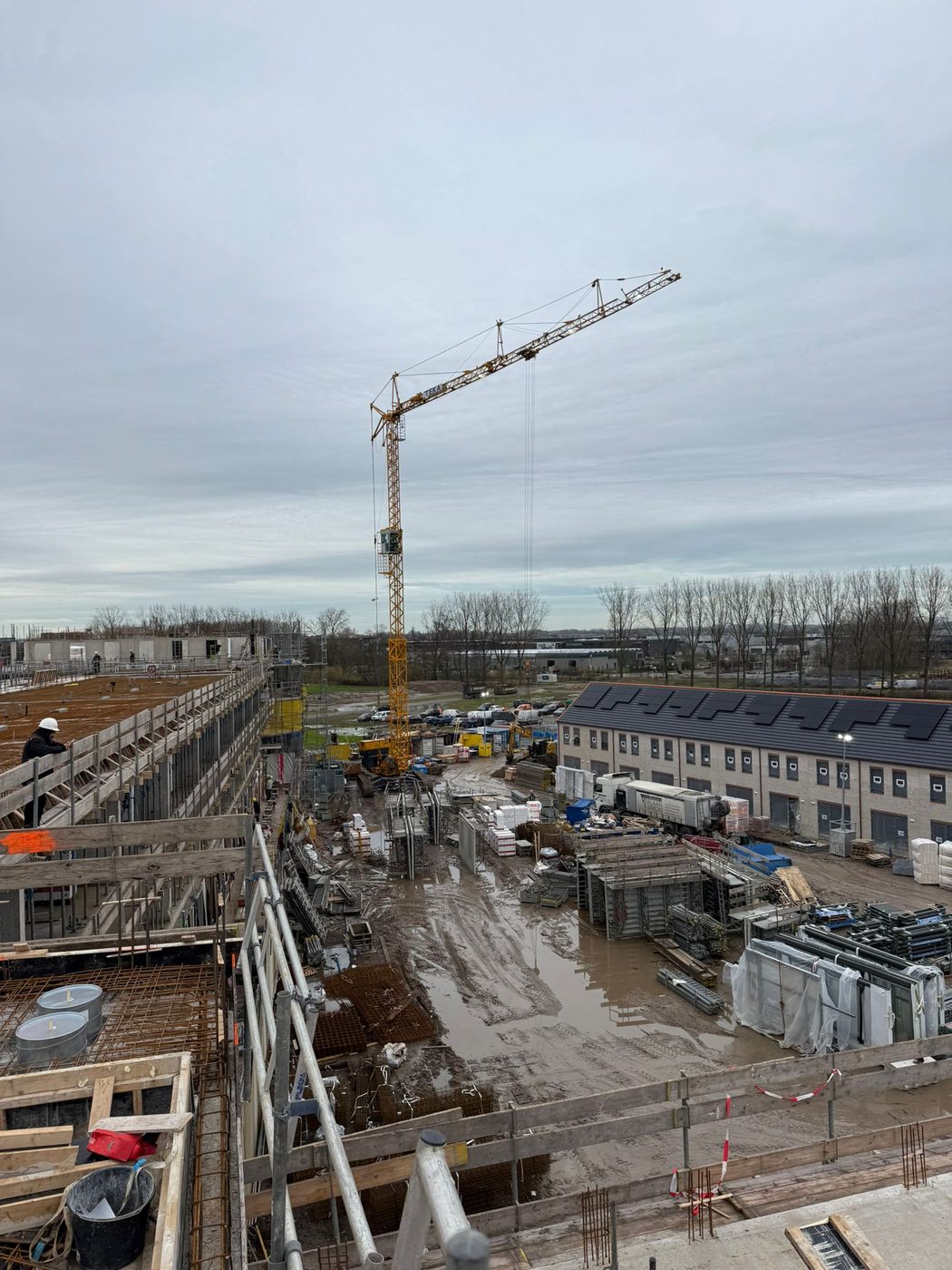 Overzicht van de bouwplaats met torenkraan, midden in de wijk Park 16Hoven