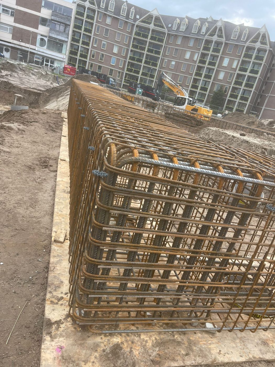 Hoge wapeningskorf voor een kelderwand, opgebouwd op de werkvloer