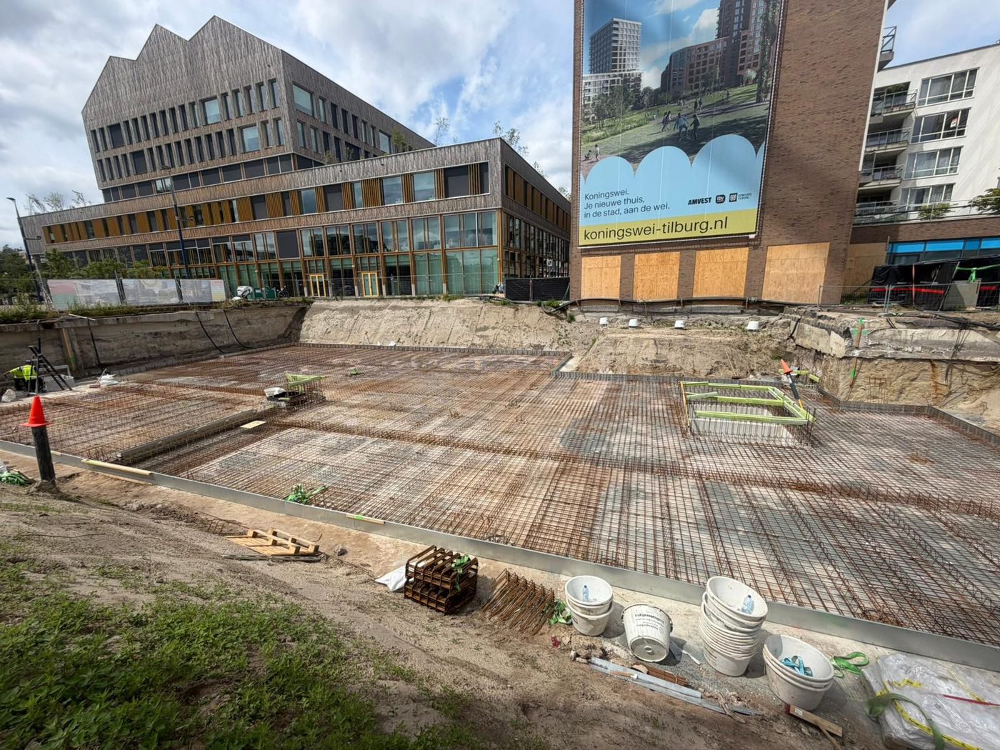 Gewapend vloerveld naast het bouwbord van Koningswei Tilburg