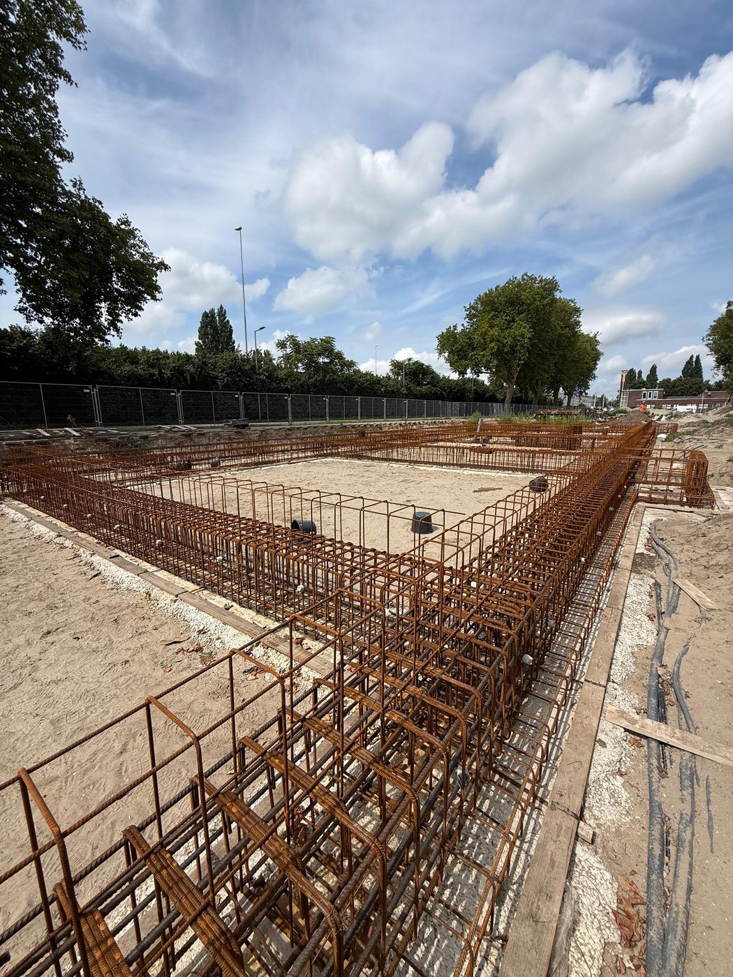 Gesloten raster van gewapende funderingsbalken voor een van de woonblokken aan de Oost-Sidelinge