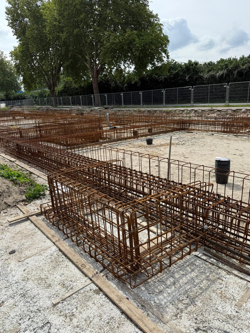 Funderingsraster met gewapende balk in de voorgrond