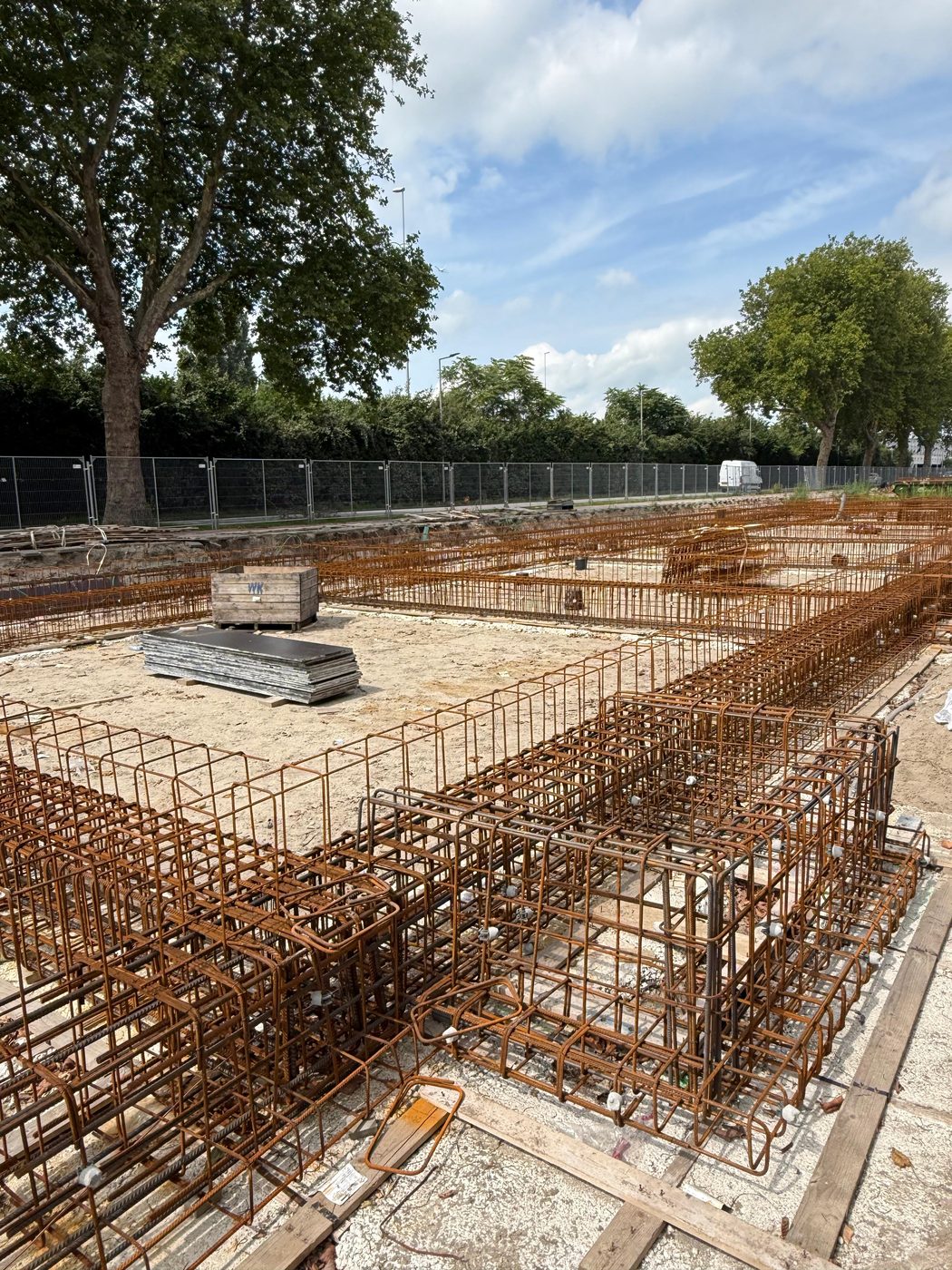 Funderingsraster met de eerste prefab vloerplaat op zijn plaats