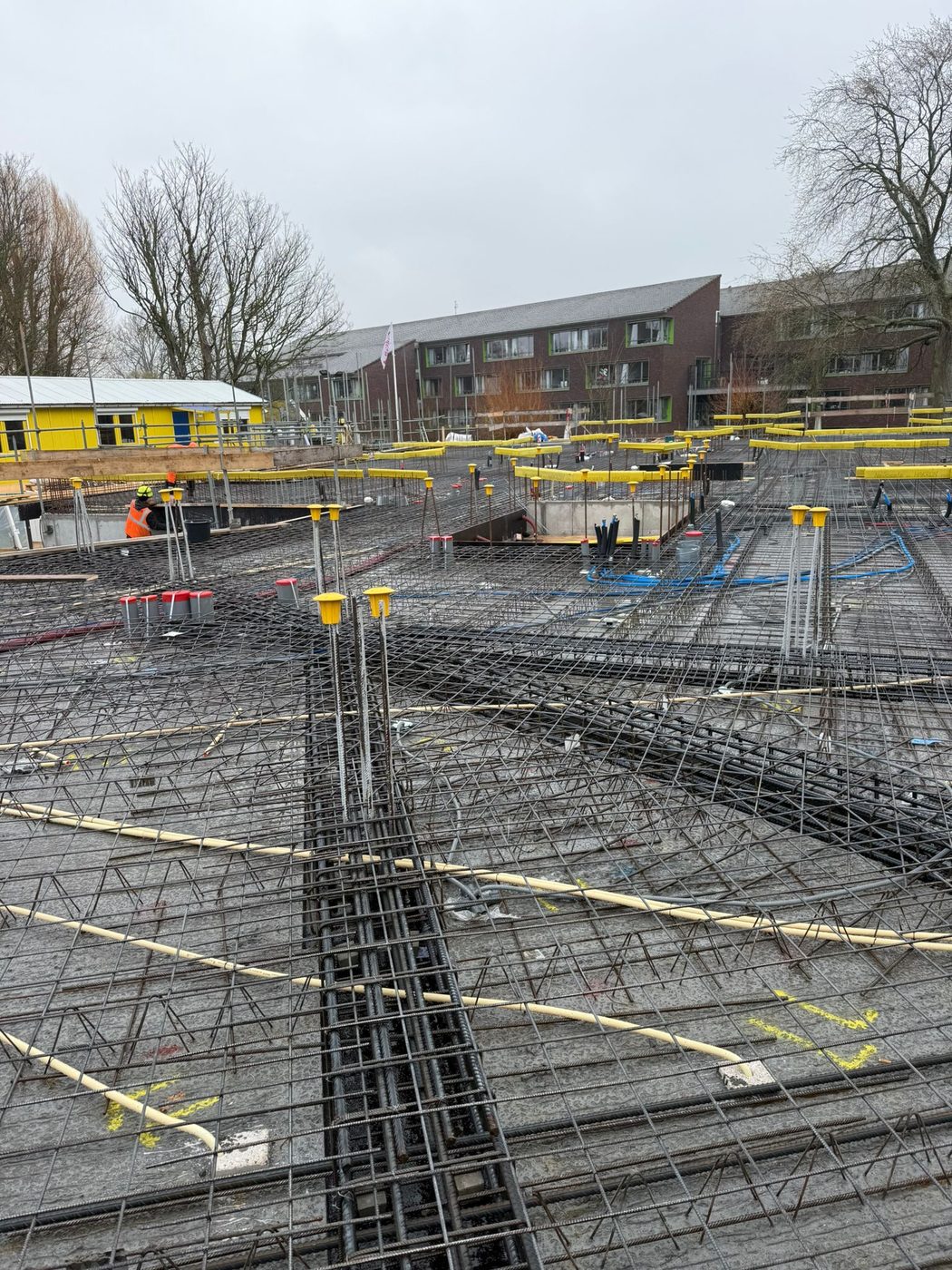 Kolomstek met extra wapening in de vloer, met de bestaande woonbebouwing op de achtergrond