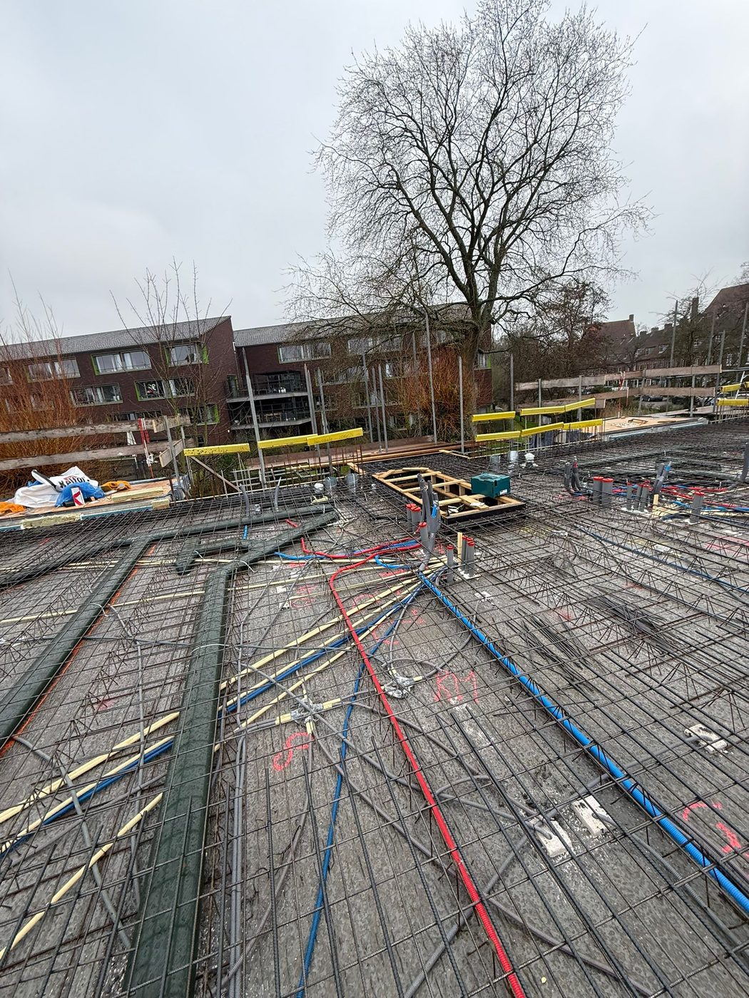Vloerwapening met riolering en mantelbuizen tussen de netten door