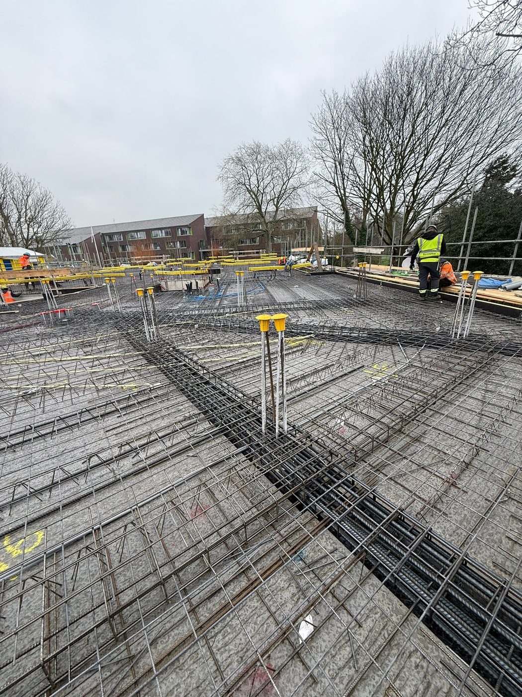 Vlechter aan het werk op de funderingsvloer van SAAM